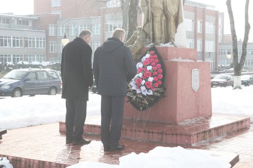 Возложение цветов к братской могиле советских воинов и партизан