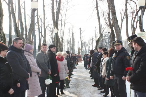 Возложение цветов к братской могиле советских воинов и партизан