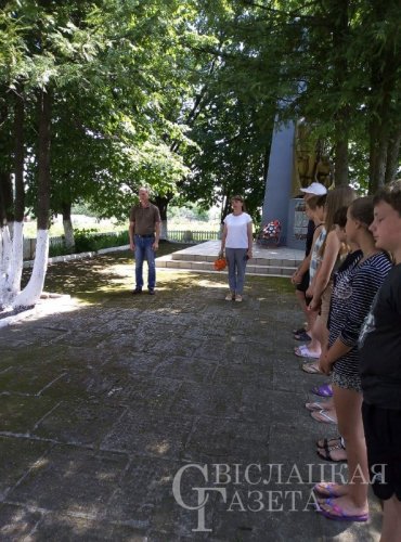 На Свислоччине к памятникам погибшим в годы Великой Отечественной войны советским воинам возложили цветы