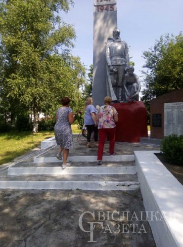 На Свислоччине к памятникам погибшим в годы Великой Отечественной войны советским воинам возложили цветы