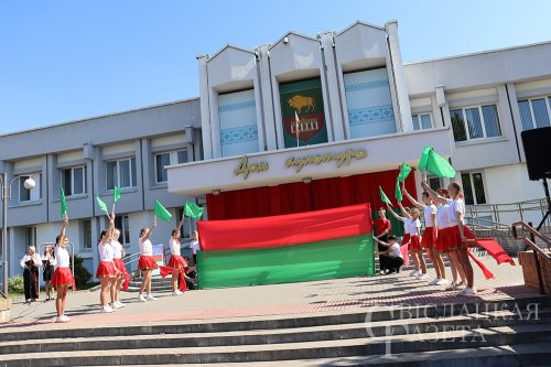 В Свислочи отметили День Государственного герба, Государственного флага и Государственного гимна Республики Беларусь